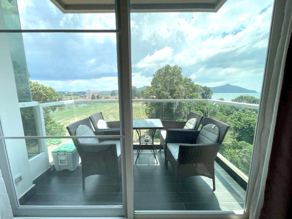 Del Mare Bangsaray Beachfront 2br 82