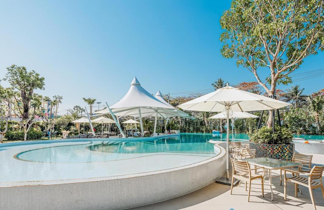 Copacabana beach Jomtien Pattaya outdoor pool