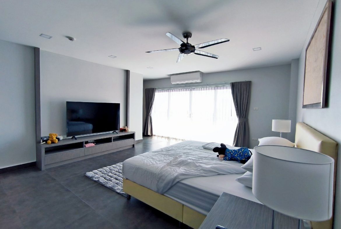 PTC24989_2 Tudor Court 4br 455sqm 18