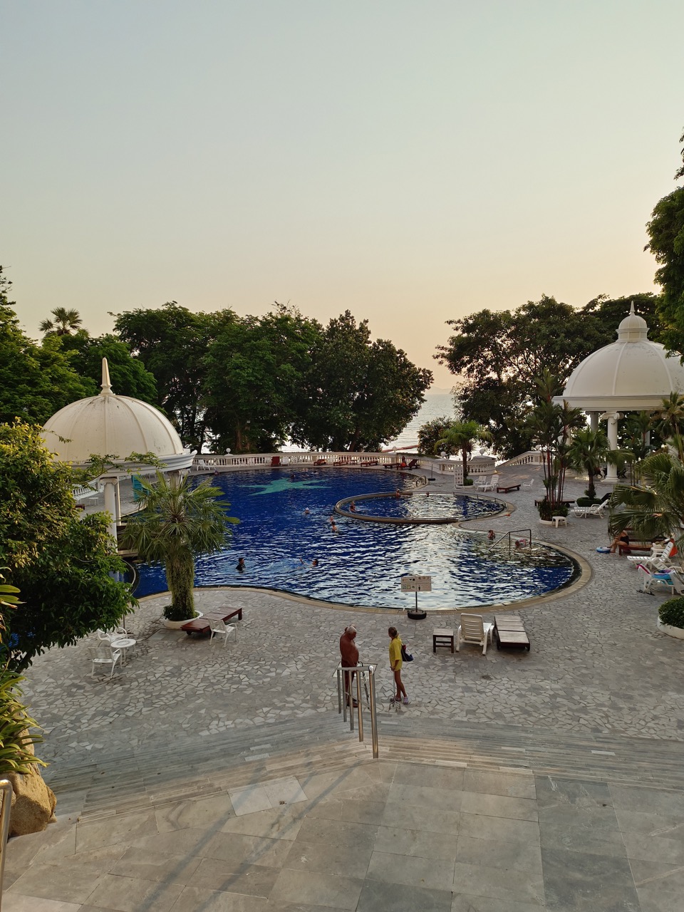 Sky beach condo Naklua pool